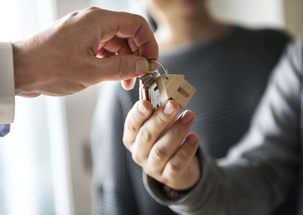 Immobilienverkauf: 5 Tipps für einen schnellen Verkaufsabschluss. Schlüsselübergabe bei Verkaufsabschluss zwischen Verkäufer und dem neuen Eigentümer