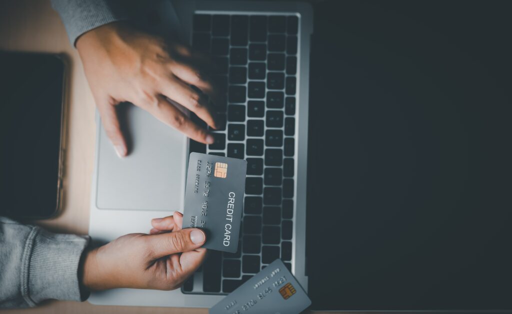 Person überweist mit Kreditkarte online die Notarkosten.