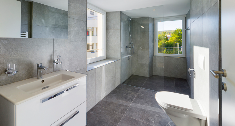 Barrierefreies Wohnen - im Badezimmer sind Halterungen an den Wänden sowie eine Bodengleiche Dusche besonders wichtig