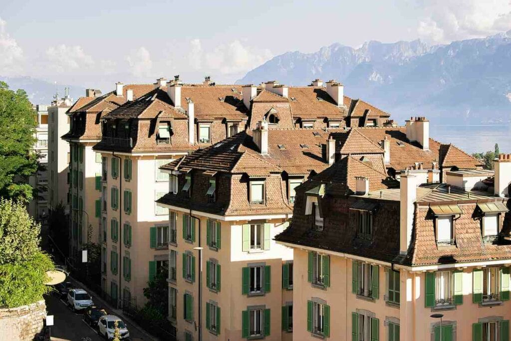 Wohnblöcke in der Schweiz bei sonnigem Wetter