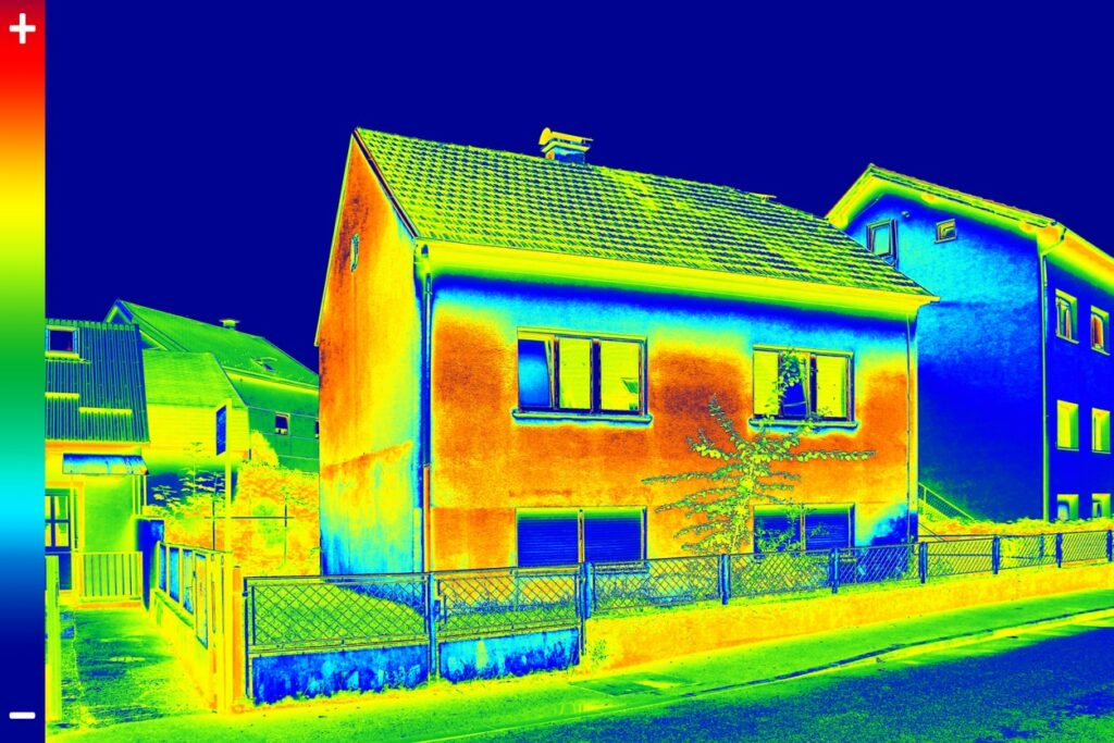 Wärmebild von Infrarotkamera eines Hauses