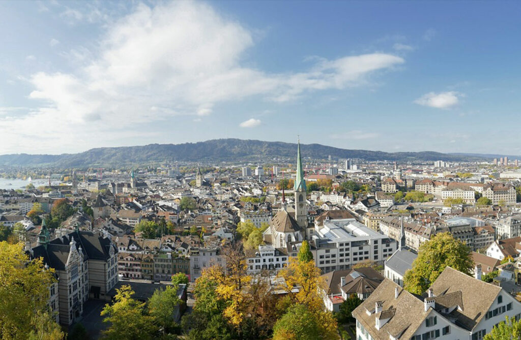 Die Stadt Zürich bei sonnigem Wetter von oben