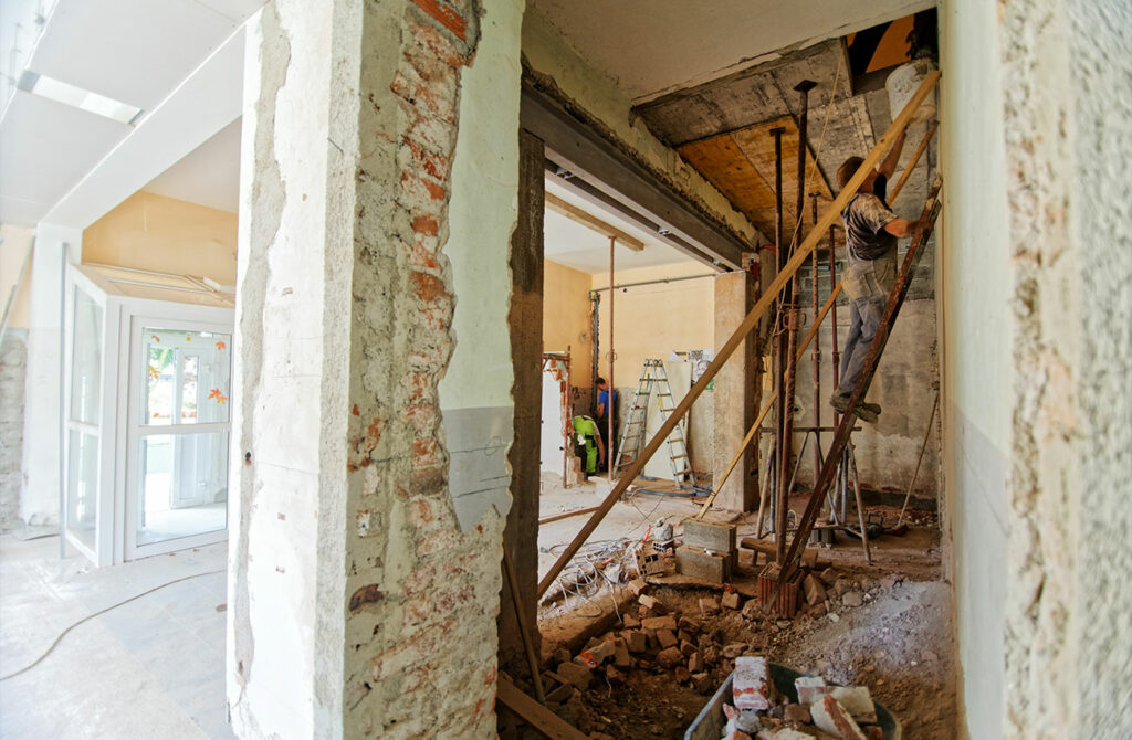 Eine Baufirma ist dabei eine Immobilie zu renovieren und zu sanieren
