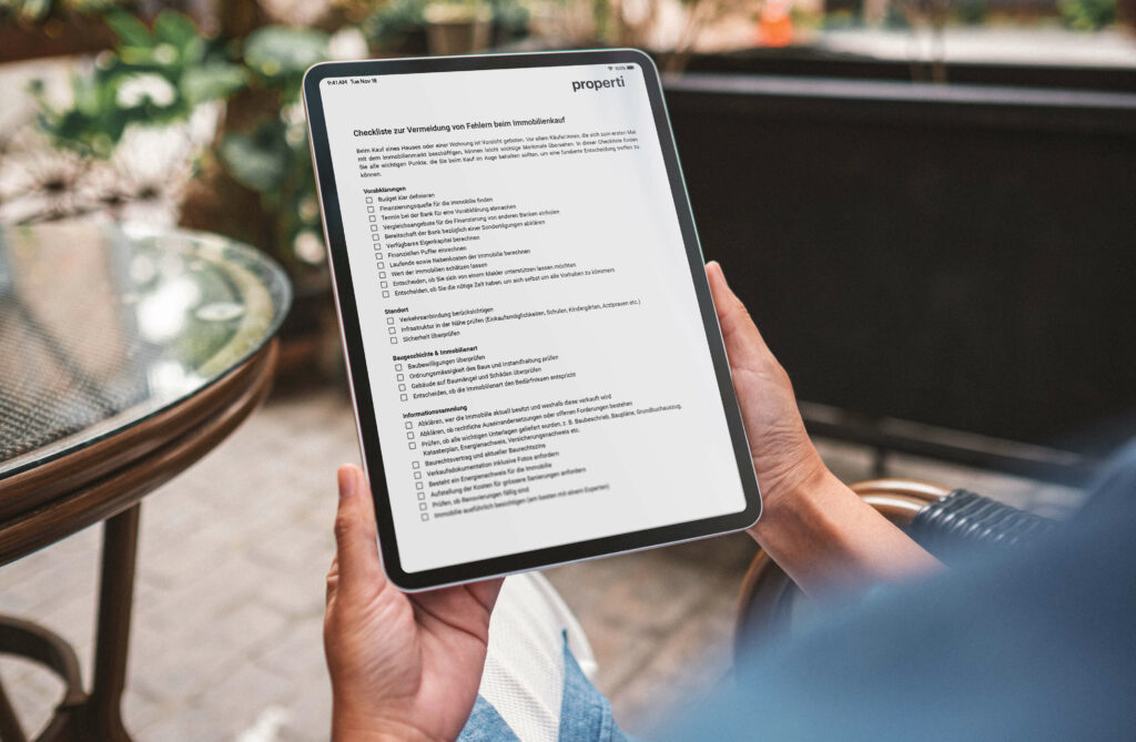 Die Vorschau zur Checkliste von Properti für die Vermeidung von Fehlern beim immobilienkauf ist auf dem iPad ersichtlich