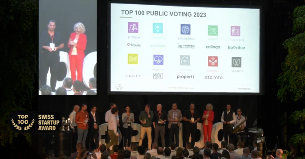 Levent Küenzi sur scène lors de la remise du Top 100 Startup Award