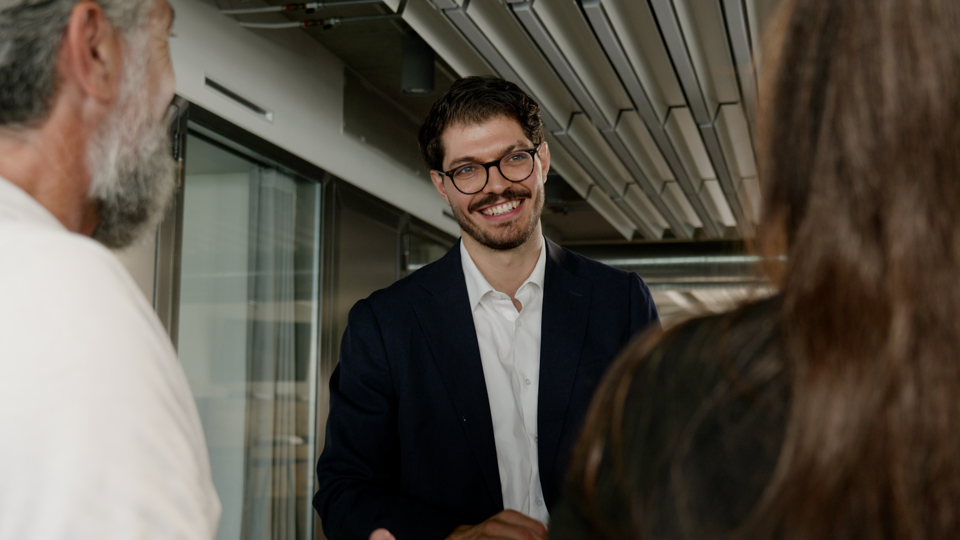 Luca Lauria, properti Immobilienmakler mit Kunden