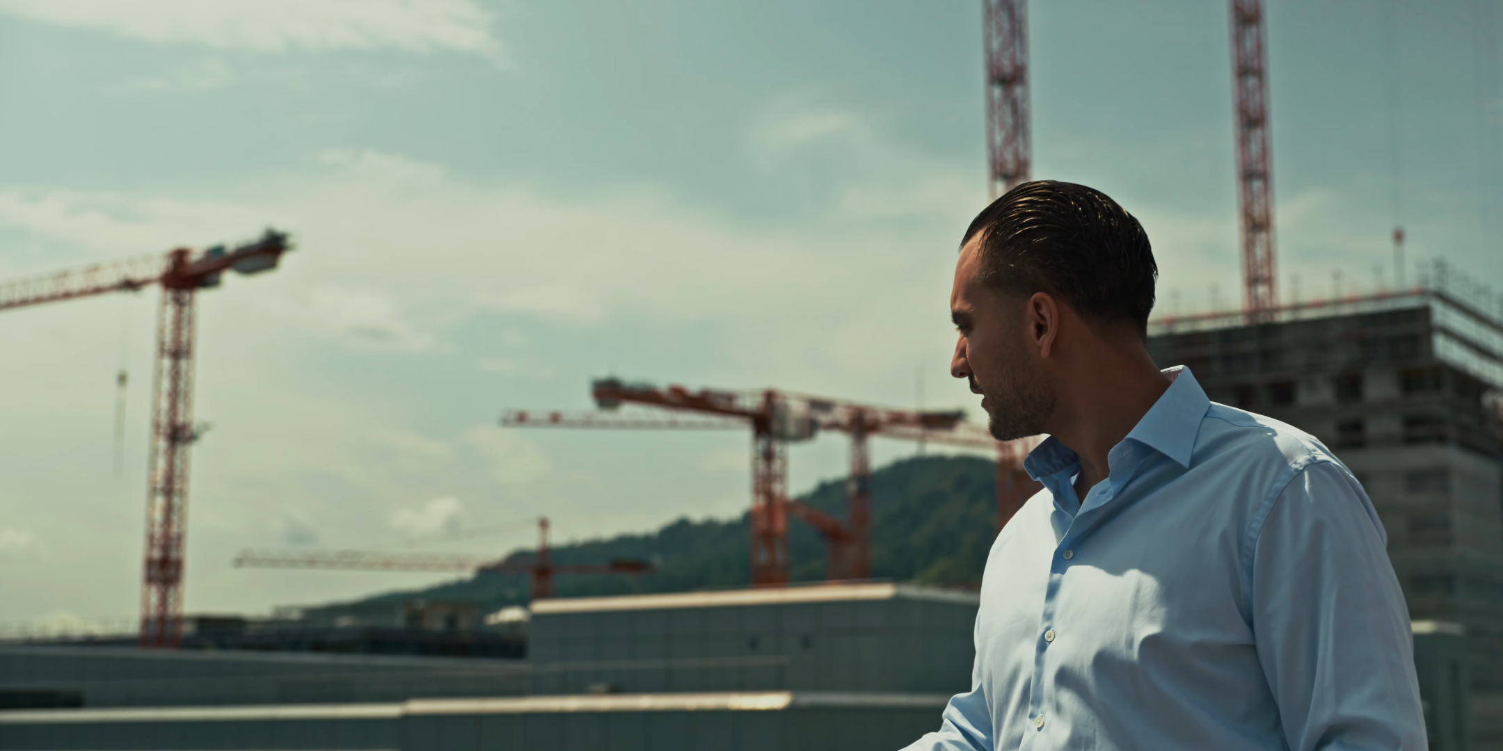 Levent Künzi - en interview avec Swisspreneur - sur la terrasse du toit avec vue sur Zurich
