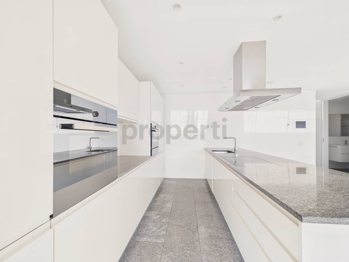 CAM02590G0-PR0288-STILL009