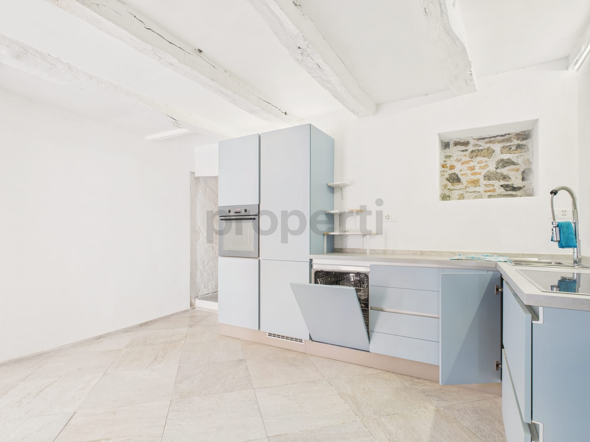CAM02590G0-PR0294-STILL007
