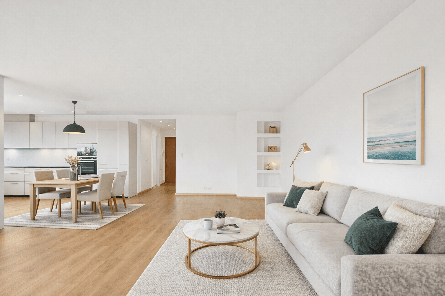 Moderne woonkamer met open keuken
